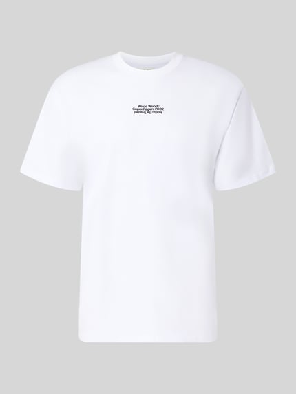 Produktfoto, Regular Fit T-Shirt aus reiner Baumwolle Modell 'Oliver' von Wood Wood, weiß mit Logo-Stitching, glatte Textur, neutraler Hintergrund