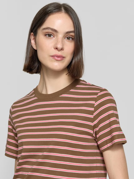 Vrouwenmodel draagt Regular Fit T-shirt uit puur katoen van s.Oliver RED LABEL met all-over gestreept motief, korte lengte en labelpatch, jersey, ronde hals, korte mouw, look: all-over motief, materiaal: katoen. Close-up bovenlichaam vooraanzicht.