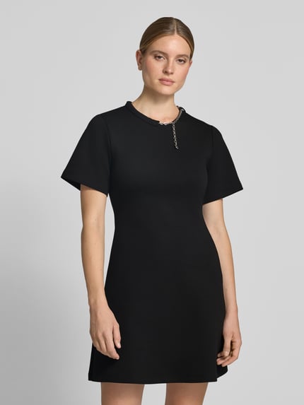Frauenmodel trägt schwarzes Slim Fit Freizeitkleid aus Baumwoll-Mix Modell 'Neriet' von HUGO, glatte Textur, Ganzkörperansicht von vorne. Damen Freizeitkleid von HUGO.