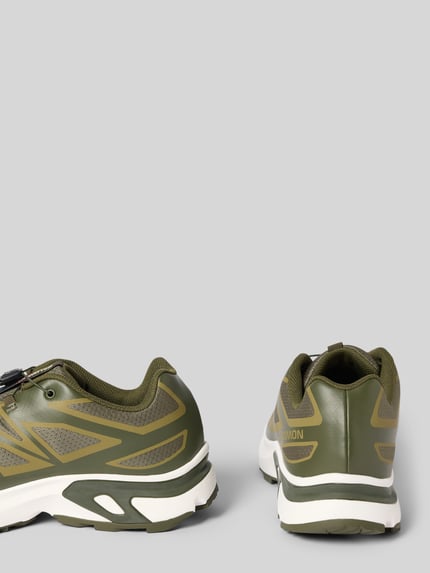 Produktfoto, Sneaker mit profilierter Sohle Modell 'XT-EVR' von Salomon in Olivgrün mit abgerundeter Spitze, Markenlogo, Schnürung, weiße Sohle, Herrenschuh, 4 cm Absatz, 7 cm Schaft, 8 cm Schaftweite, glatte und strukturierte Flächen, neutrale Studioaufnahme