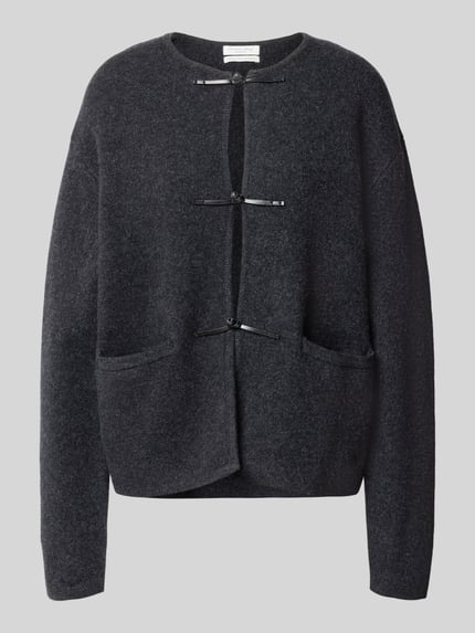 Produktfoto, Strickjacke aus Wolle mit Knopfverschluss von Christian Berg Woman, in Dunkelgrau, Regular Fit, Rundhalsausschnitt, Eingrifftaschen, feine Wollstruktur