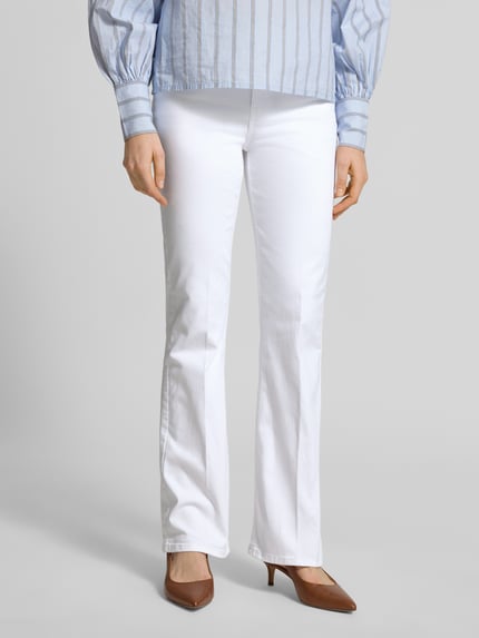 Frauenmodel trägt Flared Cut Jeans mit Eingrifftaschen von Christian Berg Woman, weiß, Baumwoll-Mix mit Stretch, Regular Fit, Nahaufnahme Unterkörper.