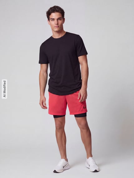 Männermodel trägt Relaxed Fit Sportshorts im Double-Layer-Look von Under Armour in Rot und Schwarz, Ganzkörperansicht von vorne, KI-modifiziertes Bild.
