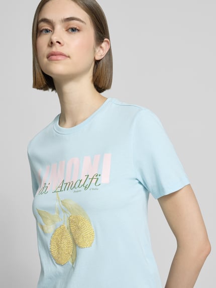 Frauenmodel trägt Regular Fit T-Shirt aus reiner Baumwolle Modell 'KITA' von Only in Optik: Unifarben mit Motiv-Stitching, Nahaufnahme Oberkörper.