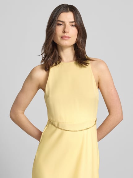 Vrouwenmodel draagt Maxikleid met Ketten-Detail van ARMANI EXCHANGE, satijn, getailleerd model, ronde hals, borstwijdte maat 36: 38 cm, nahaufnahme bovenlichaam.