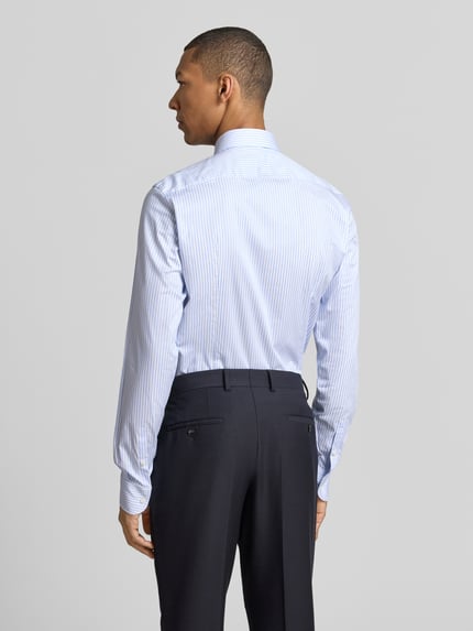 Męski model nosi Slim Fit Businesshemd mit extra langem Arm Modell 'H-HANK' von BOSS, niebieskie paski, bawełniany miks, całkowity widok z tyłu.