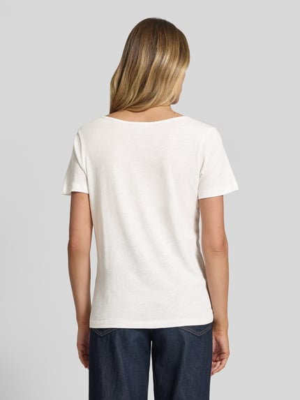 Vrouwenmodel draagt T-Shirt met Motiv-Print van Milano Italy, wit, katoen-micromodal-mix, regular fit, ruglengte 60 cm, rugaanzicht.