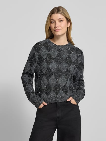Vrouwenmodel draagt Strickpullover im Allover-Look mit Rundhalsausschnitt van Oui, Materiaalmix met wol, regular fit, all-over look, ruglengte maat 36: 50 cm, mouwlengte maat 36: 66 cm, grijze en zwarte ruiten, grove textuur, Nahaufnahme Oberkörper