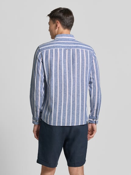 Männermodel trägt Regular Fit Freizeithemd aus Leinen-Baumwoll-Mix von s.Oliver RED LABEL, Optik:Allover-Muster, Ganzkörperansicht Rückansicht