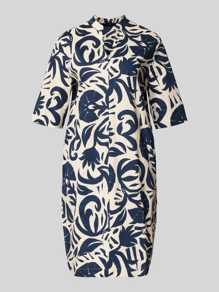 Produktfoto, Knielanges Hängerkleid mit Tunikakragen von Oui, bawełniana mieszanka z dodatkiem stretchu, prosty krój, długość do kolan, tunikowy kołnierz, rękaw 3/4, długość tyłu w rozmiarze 36: 101 cm, szerokość w rozmiarze 36: 51 cm, długość rękawa w rozmiarze 36: 35 cm, kremowy materiał z granatowym abstrakcyjnym wzorem, gładka tekstura