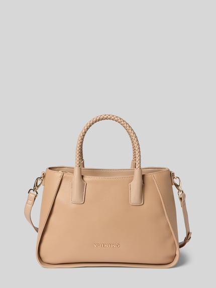 Produktfoto, beigefarbene Handtasche mit Label-Detail Modell 'ERIS' von VALENTINO BAGS, Zopfmuster-Trageriemen, metallic Label, fein strukturierte Oberfläche, abnehmbarer Schulterriemen, rechteckige Form, Reißverschluss-Hauptfach, sichtbare Metallbeschläge, für Damen.