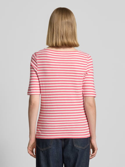 Vrouwenmodel draagt Slim Fit T-Shirt aus reiner Baumwolle van s.Oliver RED LABEL met roze-witte strepen, jersey met flammégaren, label patch, U-boothals, half lange mouwen; allover gestreept patroon, pure katoen, rugaanzicht in vol lichaamsbeeld.