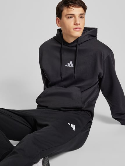 adidas Sportswear Bluza z kapturem i wyhaftowanym logo model ‘FEELCOZY’ Czarny 3