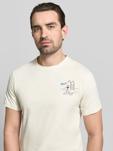 Männermodel trägt T-Shirt mit Motiv-Print und Rundhalsausschnitt von Manuel Ritz in Creme, reine Baumwolle, Regular Fit, Nahaufnahme Oberkörper.
