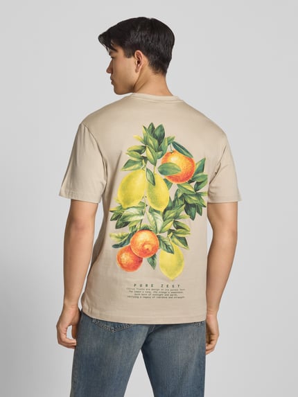 Männermodel trägt Regular Fit T-Shirt aus reine katoen Modell 'FRED' van Only & Sons met motiefprint, unikleur, korte mouw, jersey textuur, rugaanzicht, ganzkörperansicht rückansicht.