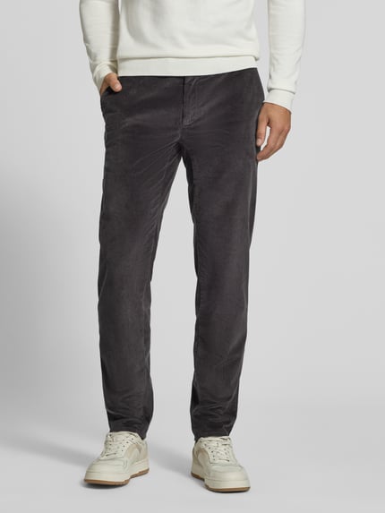Männermodel trägt Modern Fit Cordhose aus Baumwoll-Mix Modell 'Fabio' von Brax, dunkelgrauer Stoff, Herren Schmale Hose, Ganzkörperansicht von vorne.
