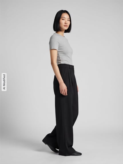 Frauenmodel trägt Regular Fit Weite Hose mit Viskose-Anteil Modell 'SONJA' von ONLY in Schwarz, glatte Textur, Damen Weite Hose von ONLY, Ganzkörperansicht von vorne, KI-modifiziertes Bild.