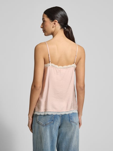 Vrouwenmodel draagt Trägertop aus Modal-Mix mit Spitzenbesatz van Jake*s Collection in lichtroze met kanten details, regular fit, spaghettibandjes, ruglengte 35 cm bij maat 36. Volledige lichaamsaanzicht achteraan.