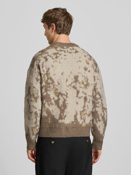 Männermodel trägt Cardigan mit aufgesetzten Taschen Modell 'ONSWILLIS' von ONLY in Strickoptik, Melange, Ganzkörperansicht Rückansicht