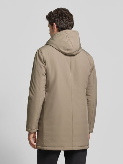 Männermodel trägt Jacke mit Eingrifftaschen Modell 'Madeston' van Matinique in beige met kap, regular fit, materiaal-mix, rugaanzicht, KI-modifiziertes Bild.