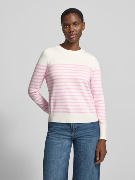 Frauenmodel trägt Pullover mit gerippten Abschlüssen von S.OLIVER CASUAL, Feinstrick, weiß mit rosa Streifen, Ganzkörperansicht von vorne.