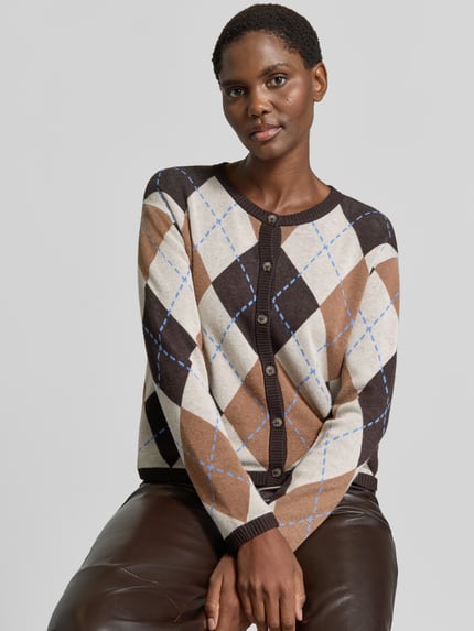 Kobiece modelka nosi Cardigan mit Kaschmir-Anteil und Rundhalsausschnitt od Smith and Soul, mieszanka wiskozy i kaszmiru, prosty krój, wzór w romby, okrągły dekolt, listwa guzikowa, Długość tyłu w rozmiarze S: 66 cm, Długość rękawów w rozmiarze S: 55 cm, widok na górną część ciała z przodu