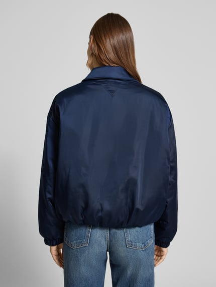 Kobiece model prezentuje Regular Fit Bomberjacke mit Logo-Detail od Tommy Hilfiger, granatowa, jednolita, długi rękaw, widok całej sylwetki z tyłu.