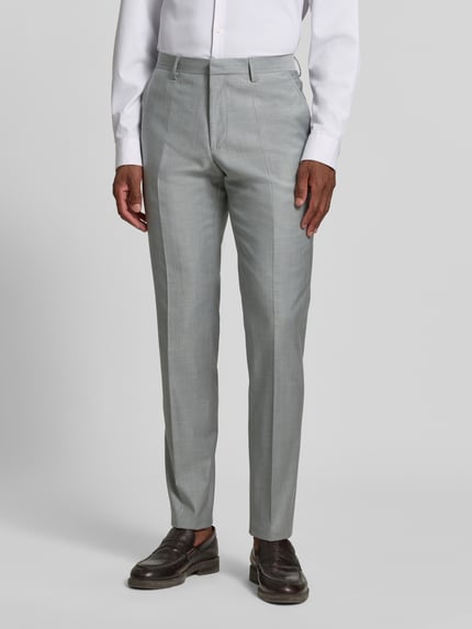 Männermodel trägt Slim Fit Anzug aus schurwolmix met viscose van ROY ROBSON in lichtgrijs met persplooien op broek, ganzkörperansicht von vorne. Heren pak, elastische schurwolmix met viscose, Slim fit, reverskraag, borst- en klepzakken, 2-knoopsluiting, broek met haakjes- en ritssluiting, persplooien, steek- en achterzakken, bandwijdte maat 50: 45 cm, ruglengte maat 50: 73 cm, schouderbreedte maat 50: 40 cm, mouwlengte maat 50: 63 cm, binnenbeenlengte maat 50: 85 cm.