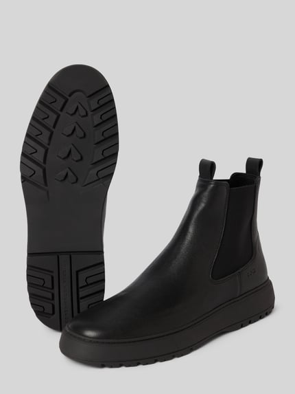 Produktfoto, Chelsea Boots aus Leder-Mix von Copenhagen in Schwarz, abgerundete Passform, Zugschlaufen, profilierte Sohle, Absatzhöhe 4 cm, Schafthöhe 13 cm, Schaftweite 10 cm