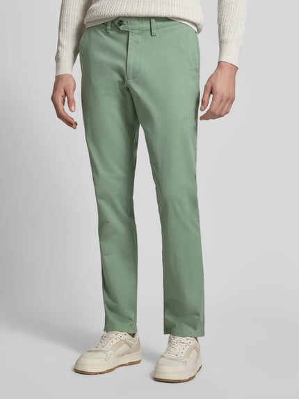 Männermodel trägt Stoffhose mit Gesäßtaschen van Christian Berg Men, groen, rechte pasvorm, katoenmix, Ganzkörperansicht von vorne.