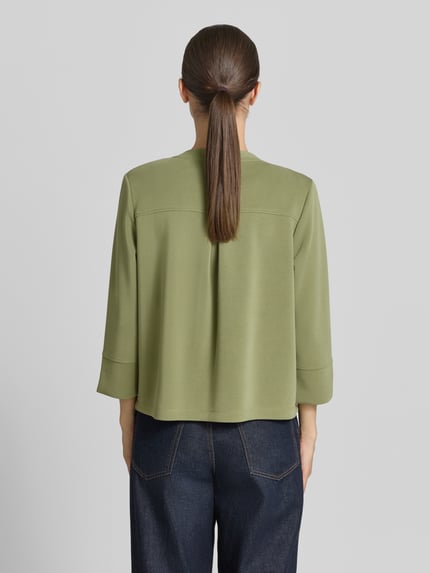 Frauenmodel trägt Relaxed Fit Scuba-Jacke aus Modal-Mix von s.Oliver RED LABEL, Optik: Unifarben, Schalkragen, 3/4-Arm, Pattentaschen, Ganzkörperansicht Rückansicht.