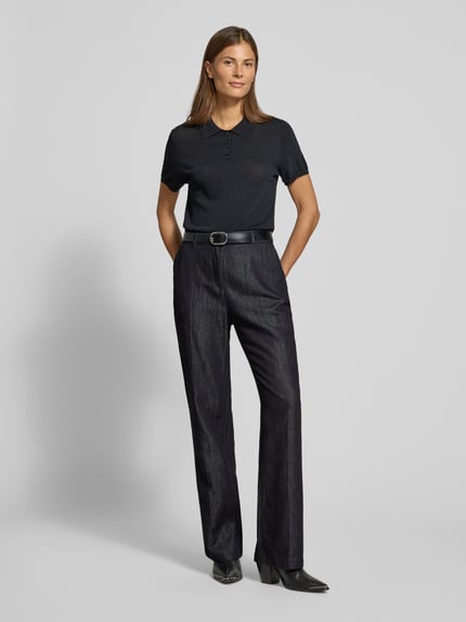 Frauenmodel trägt Hose in Denim-Optik mit Bügelfalten von Christian Berg Woman Selection im Regular Fit, Dunkelblau mit Bügelfalte, Baumwoll-Lyocell-Mix, Ganzkörperansicht von vorne.