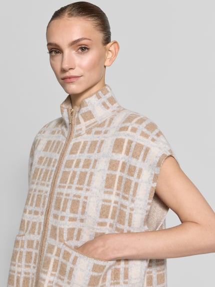 Frauenmodel trägt Weste aus Wolle mit Eingrifftaschen und Stehkragen von Christian Berg Woman, creme-beiges Karomuster, reine Wolle, Nahaufnahme Oberkörper.