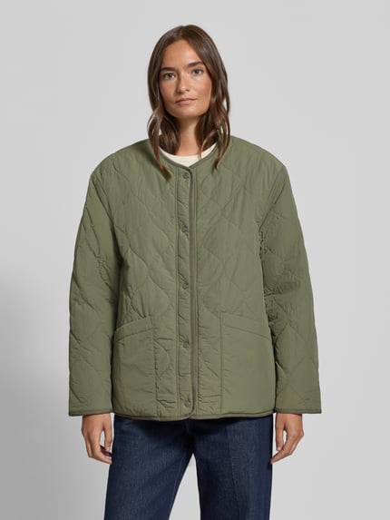 Frauenmodel trägt Wendejacke mit Okrągły dekolt von camel active, krój regular fit, Listwa guzikowa, nakładane kieszenie, khaki, Ganzkörperansicht von vorne. Długość tyłu w rozmiarze 36: 68 cm, Szerokość ramion w rozmiarze 36: 51 cm, Szerokość klatki piersiowej w rozmiarze 36: 59 cm, Długość rękawów w rozmiarze 36: 59 cm
