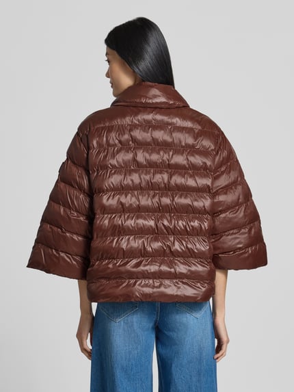 Modelka prezentuje Relaxed Fit Jacke in Stepp-Optik od Luisa Cerano, brązowy z efektem pikowania, nakładane kieszenie, długość tyłu 62 cm, szerokość ramion w rozmiarze 36: 43 cm, szerokość klatki piersiowej w rozmiarze 36: 60 cm, długość rękawów w rozmiarze 36: 45 cm, wykładany kołnierz, widok całej sylwetki od tyłu