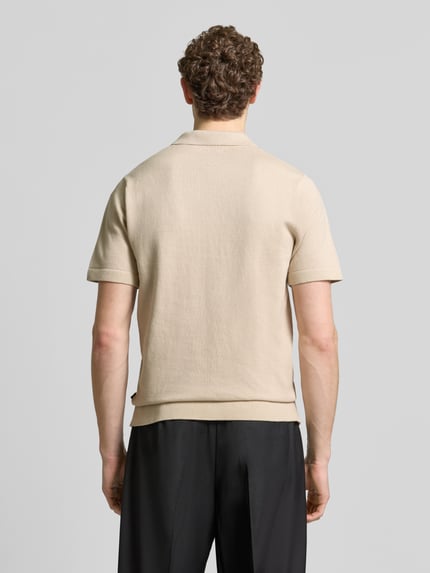 Männermodel trägt Strickshirt mit V-Ausschnitt Modell 'MILANO' von Jack & Jones Premium, Baumwoll-Mix, Gerade Schnitt, Rückansicht.