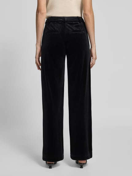 Frauenmodel trägt Regular Fit Hose aus Samt mit Eingrifftaschen von Jake*s Collection, Schwarz, Strukturmuster, Ganzkörperansicht Rückansicht.