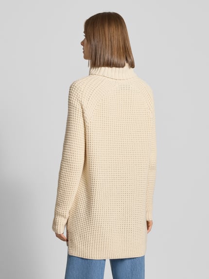 Frauenmodel trägt Regular Fit Rollkragenpullover aus Baumwoll-Mix von Marc O'Polo Denim, unifarben, Grobstrick, Ganzkörperansicht Rückansicht