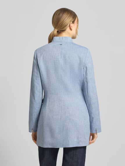 Frauenmodel trägt Slim Fit Blazer mit Pattentaschen von WHITE LABEL aus reiner Baumwolle in Hellblau, Ganzkörperansicht Rückansicht.
