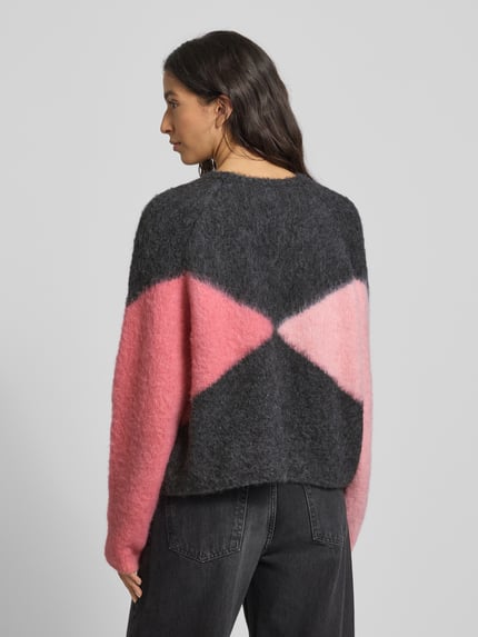 Modelka nosi Strickpullover mit Rundhalsausschnitt od Smith and Soul, melanż szarości i różu, miękki materiał z domieszką moheru, widok z tyłu.