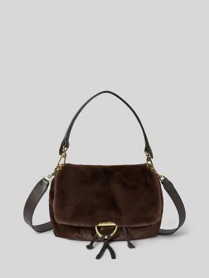 Produktfoto, Crossbody Bag aus echtem Leder Modell 'TEMI' von Abro, dunkelbraune Farbe, goldene Schnalle, weiche Textur, Überschlag, abnehmbarer Schulterriemen, kurzer Henkel, Hauptfach mit Reißverschluss-Innenfach, Maße 34x24x10 cm, Schulterriemen 110 cm