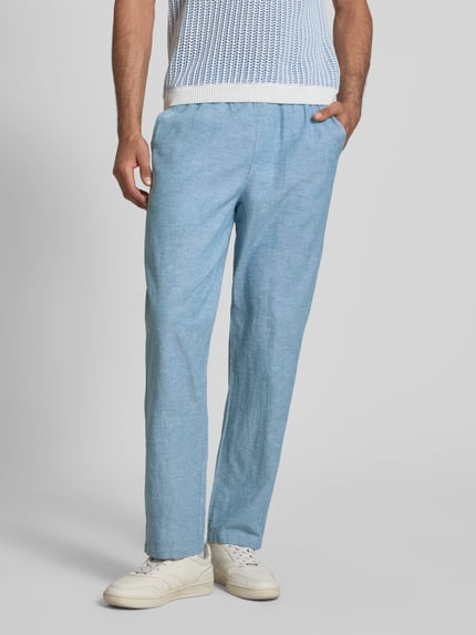 Männermodel trägt Hose aus Baumwoll-Leinen-Mix mit elastischem Bund von Blend in Hellblau, reguläre Passform, Nahaufnahme Oberkörper. Modell 'ABAN', Bundweite 39 cm, Innenbeinlänge 76 cm.