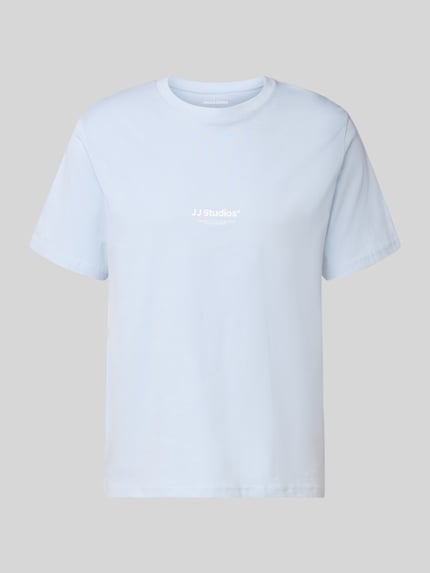 Produktfoto, T-Shirt mit Logo und Rundhalsausschnitt von Jack & Jones in Hellblau, reine Bio-Baumwolle, Regular Fit, glatte Textur.