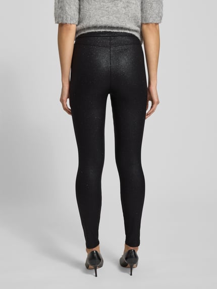Frauenmodel trägt Skinny Fit Hose aus Viskose-Mix von s.Oliver BLACK LABEL in schimmernder Optik mit Stretch-Webstruktur, Ganzkörperansicht Rückansicht.