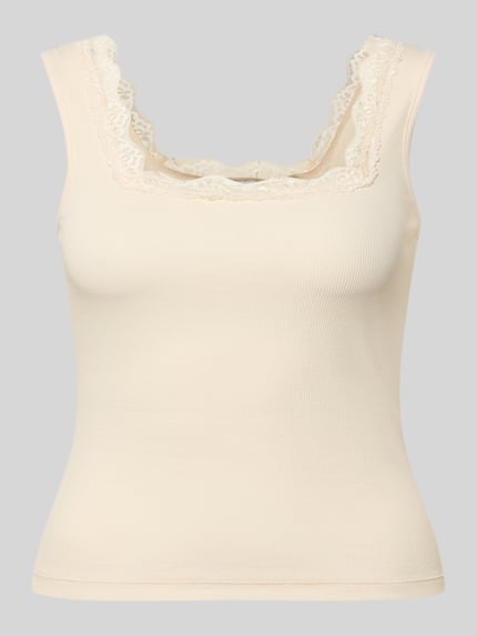 Produktfoto, Regular Fit Top mit Spitzenbesatz von Jake*s Casual in Creme, ärmellos, figurbetont, feine Rippstruktur, Spitzenkragen, Rückenlänge 37 cm