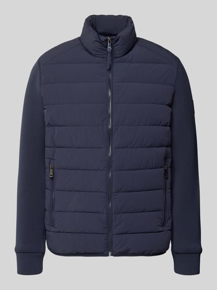 Produktfoto, Regular Fit Steppjacke mit Stehkragen und Reißverschluss von ROY ROBSON, granatowy kolor, pikowana faktura, kieszenie zapinane na zamek błyskawiczny, stójka, elastyczne zakończenia rękawów, zamek błyskawiczny, długość tyłu 69 cm, szerokość ramion 42 cm, szerokość w rozmiarze M 54 cm, długość rękawów 65 cm