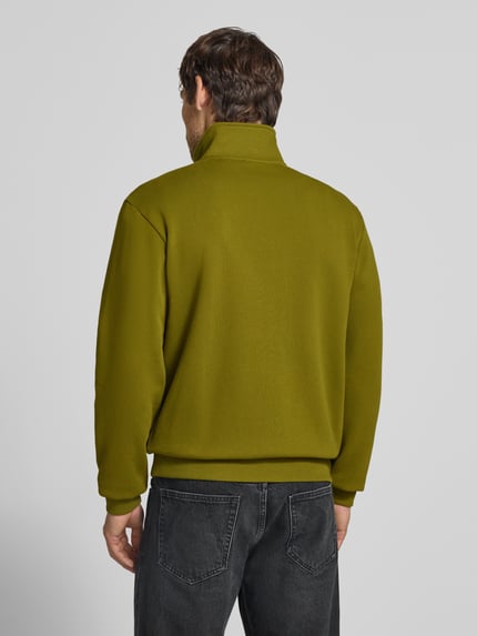 Männermodel trägt Relaxed Fit Sweatshirt aus elastischem Baumwoll-Mix von Napapijri in Olivgrün, Troyer-Kragen, Rückenansicht, Ganzkörperansicht Rückansicht.