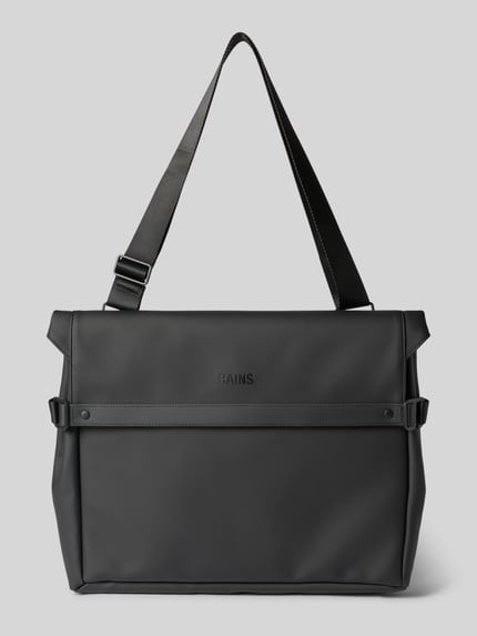 Produktfoto, Messenger Bag mit Logo-Detail von Rains in Schwarz, glatte Oberfläche, verstellbarer Schulterriemen, sichtbare Druckknöpfe. Hauptfach mit Überschlag, Maße 48 x 33 x 9 cm, Schulterriemen 82 cm.