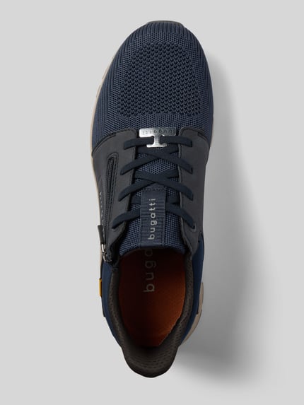 Produktfoto, Sneaker mit Logo-Detail Modell 'Sonic' von bugatti in Dunkelblau, runde Form, Schnürverschluss, Reißverschluss, profilierte Sohle, Absatzhöhe 5 cm, Schafthöhe 8 cm, Schaftweite 7 cm, Obermaterial mit strukturierter Textur