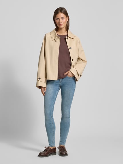 Vrouwenmodel draagt Skinny Fit Jeans in Used-look model 'LA BOHEMIENNE' van Scotch & Soda, lichte blauwe tint, Mix van katoen en elastaan, skinny fit, Bandwijdte maat 27/32: 38 cm, binnenbeenlengte 75 cm, Ganzkörperansicht von vorne.